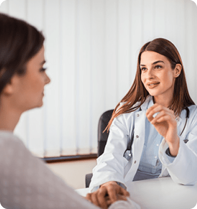 woman speaking to a therapist about alcohol detox